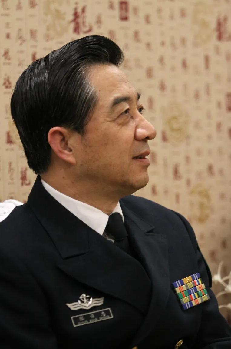 军事专家张召忠说，我就是搞海军装备研究的，咱来谈一下船舶下水的事，那个五千吨级的