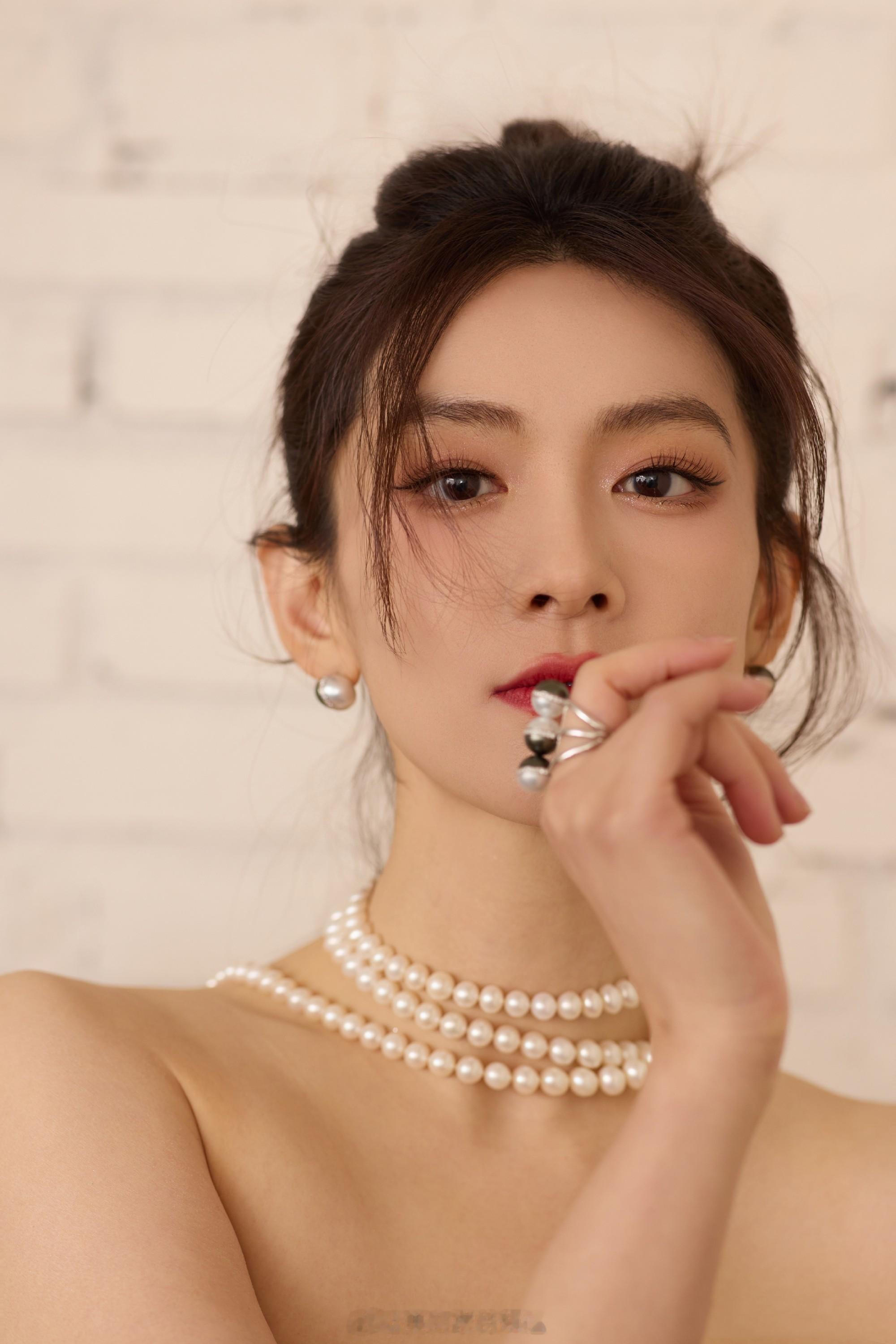 陈昊宇一袭抹胸裙热烈迷人 