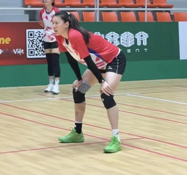 王艺竹在宁平银行队，
也是人高马大，打得很释放，毫无压力感，
但很费体力。
在宁