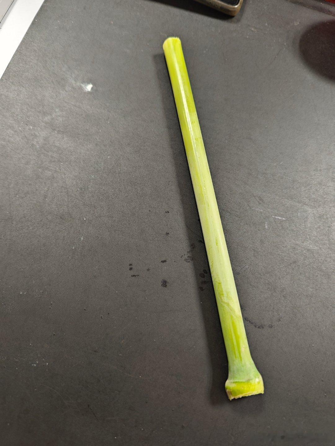 这是啥，有一股子青草味儿，据说它叫甜杆？ 