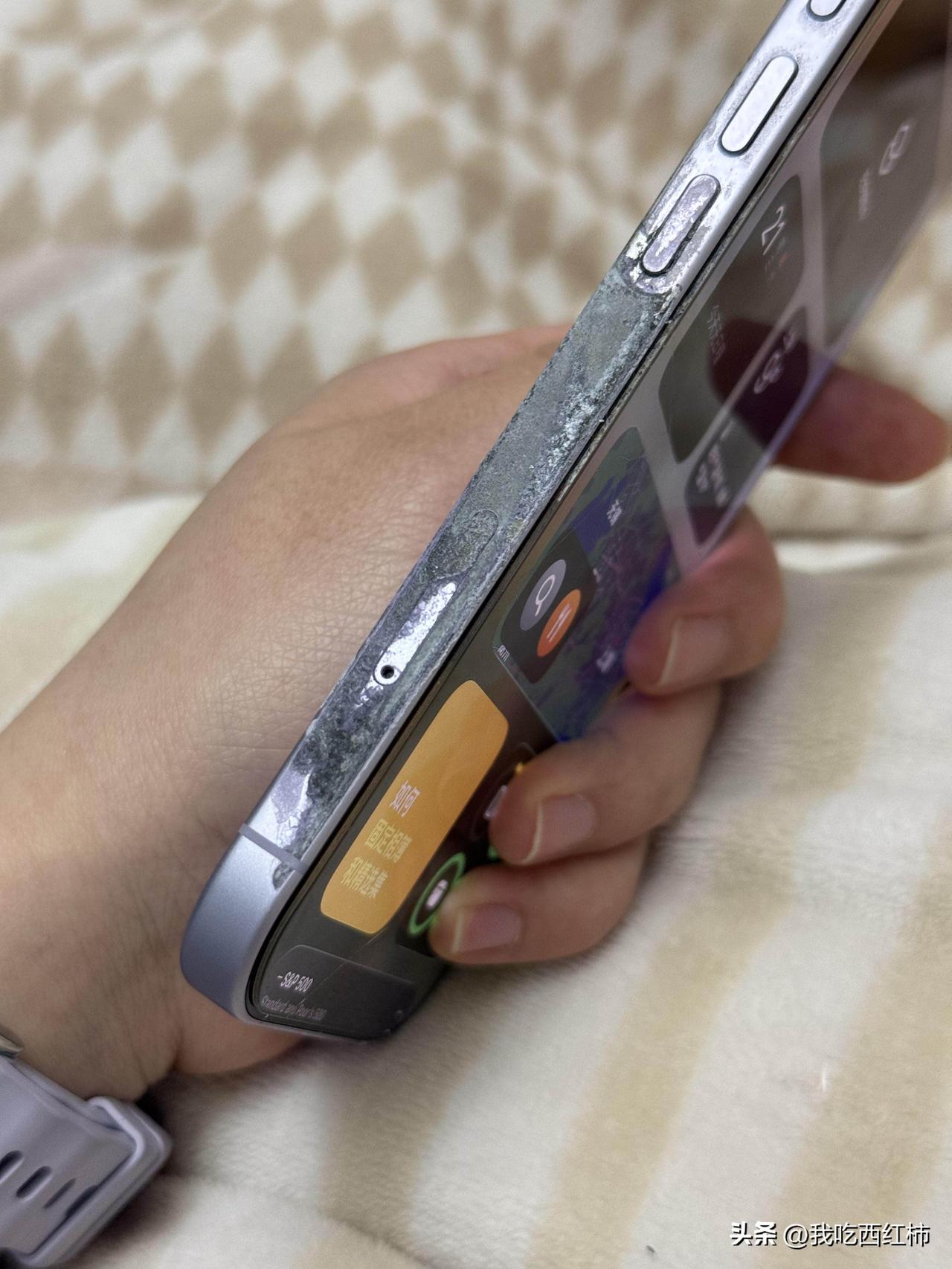 苹果17被啥腐蚀了
完全不知道怎么回事，没有印象弄过什么液体上去。
今年水逆，夹