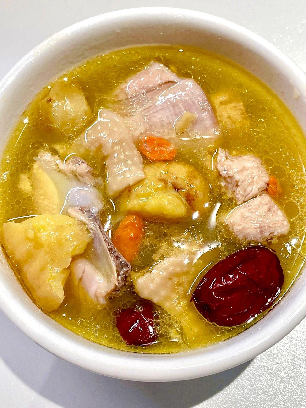 秋冬宜进补！汤鲜味美的板栗鸡汤，安排起来～
秋天的板栗真的好糯好甜呀！用来煲汤，