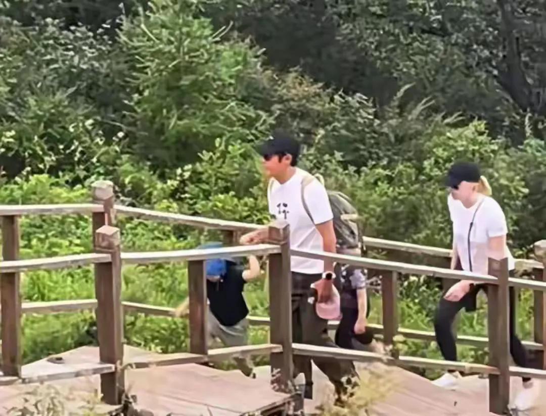 47岁撒贝宁，引发热议！

8月15日，知名主持人撒贝宁突然引发了热议，这次不是