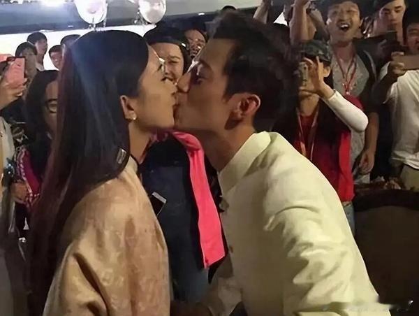 网友热议，赵丽颖何炅这张亲吻图到底有没有隔玻璃? ​​​