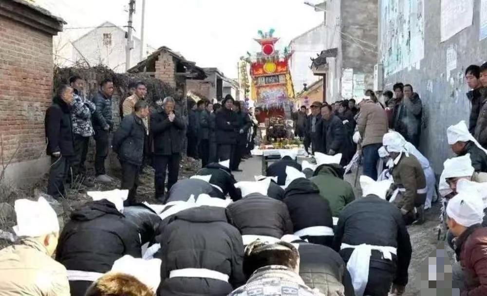 有人说：“20年后中国丧葬将会转变。很多独生子女对待死去的父母，基本上会转变为直