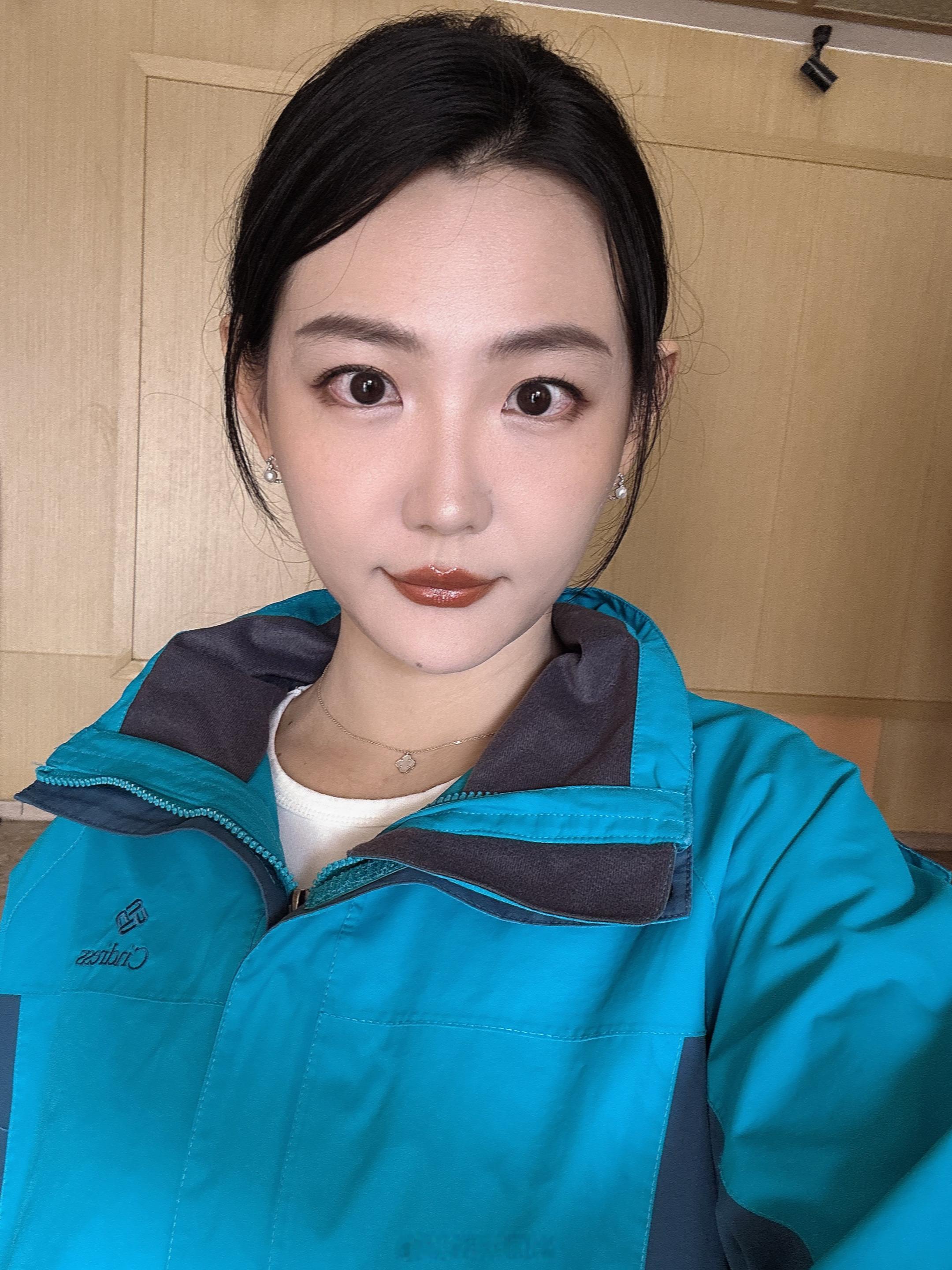 平时因为懒，拍摄都是披着头发，今天难得把头发梳起来，虽然手艺也不怎么滴～而且因为