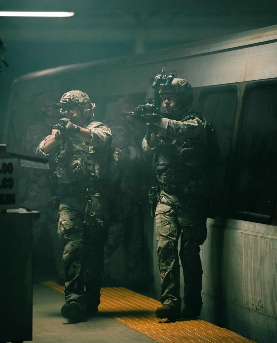 美军游骑兵部队在地铁内训练演习