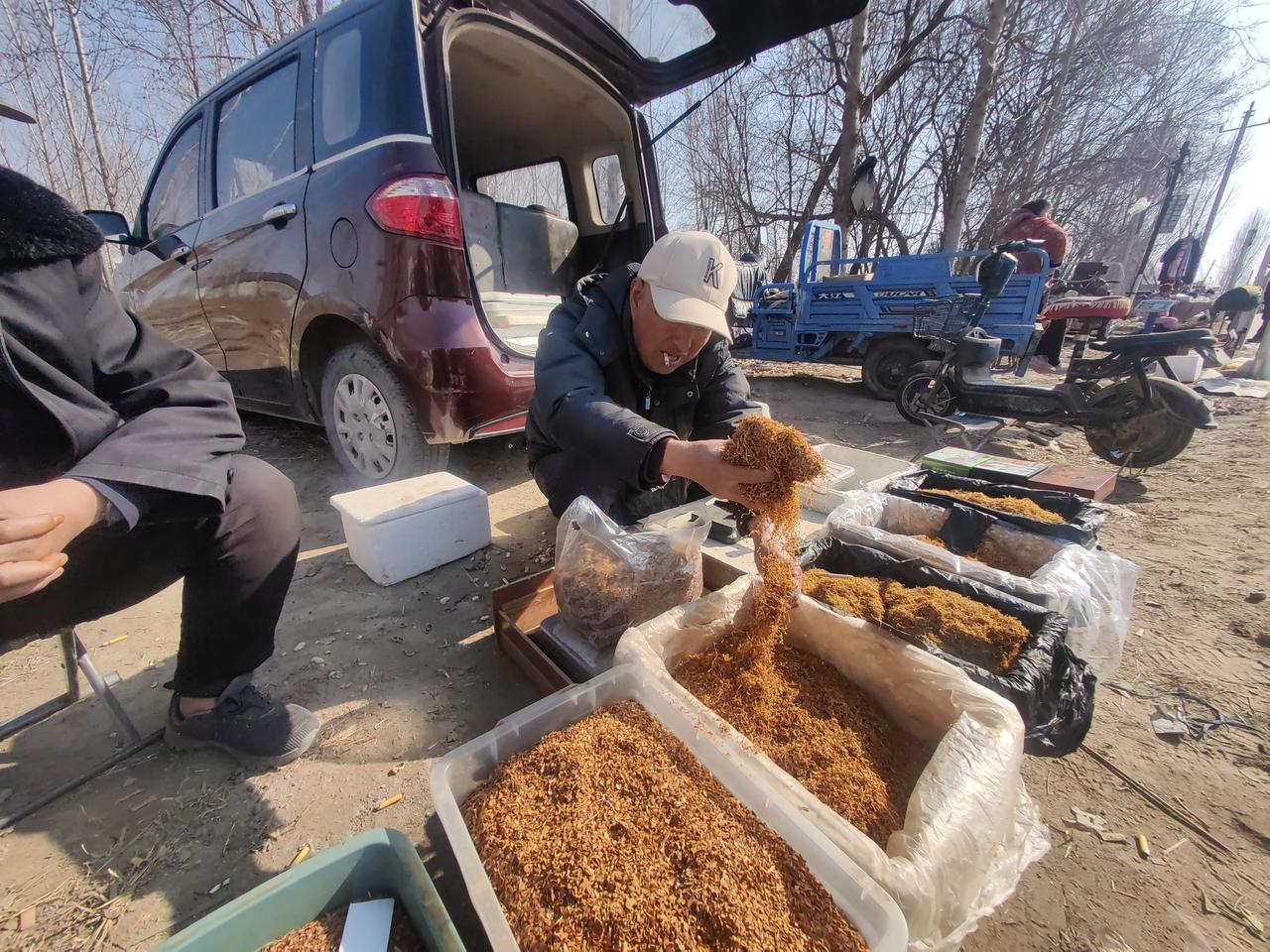 每到我们村的集上，都会来俩三个卖烟丝的，最便宜的烟丝20块钱一斤，最贵的烟丝80