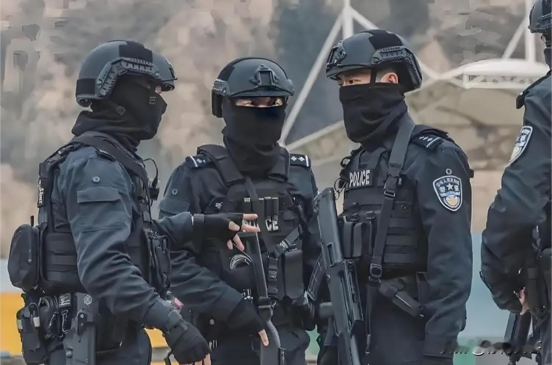 请问：特警是公务员还是军人？

答案：特警的身份取决于具体类型：公安特警通过公务