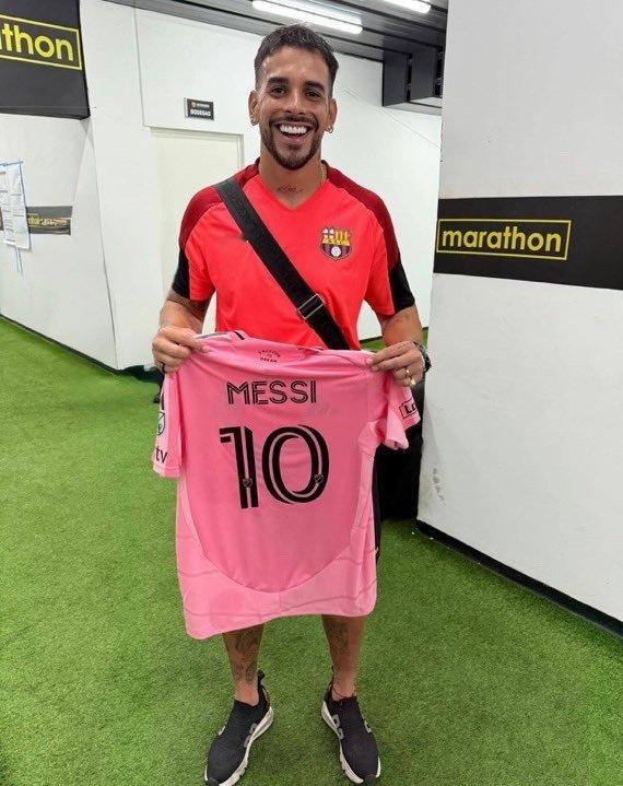 👕昨天赛后，巴塞罗那瓜亚基尔队球员哈维尔·巴埃斯得到了梅西的球衣梅西阿根廷球迷