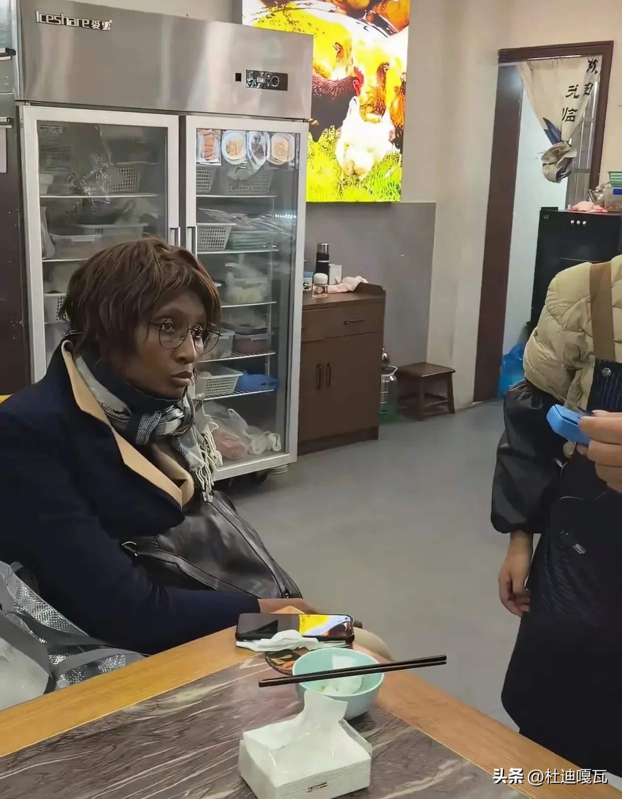 有网友说，碰到这种情况店家应该报警，而不应该私自处理。
事情是这样的，这位外国友