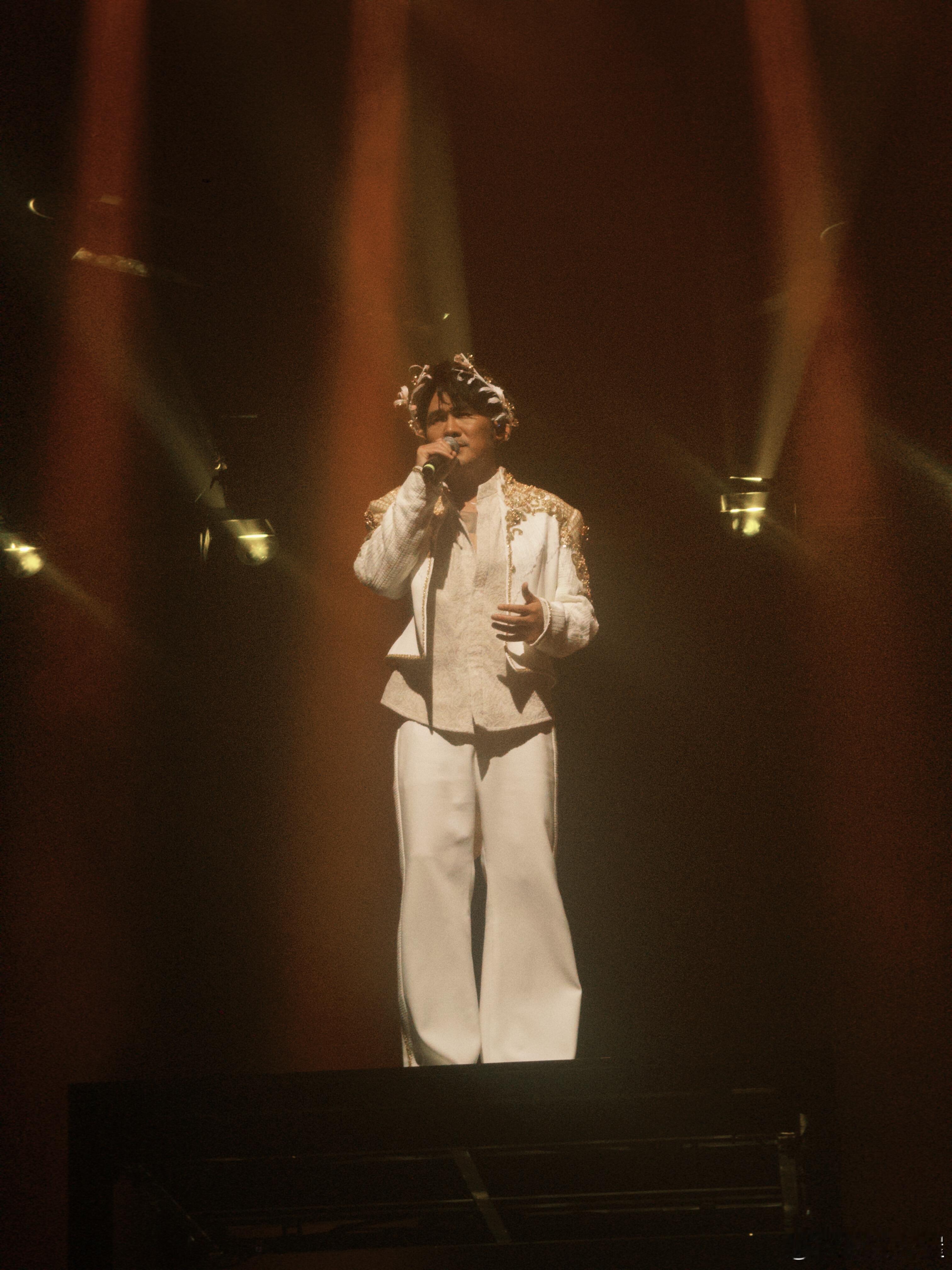 曹格上海演唱会学龙在天夹子音曹格表演欲上来了让人始料未及，模仿龙在天的夹子音也是