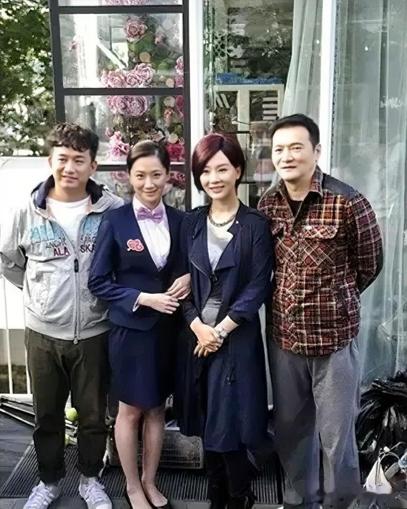 左边的是黄磊，右边的两位是不是很眼熟，女的像是演员陈数，男的像是？