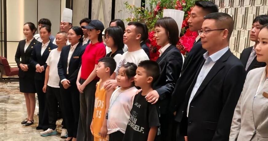徐子尧在恩施酒店被员工偶遇的那天，穿了一件大红T恤，戴了顶棒球帽，脚踩帆布鞋。酒