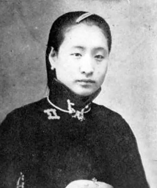 1949年，一名“懒婆娘”下嫁给锅炉工，她每天啥也不干，只喝酒、闲逛和听戏，直到