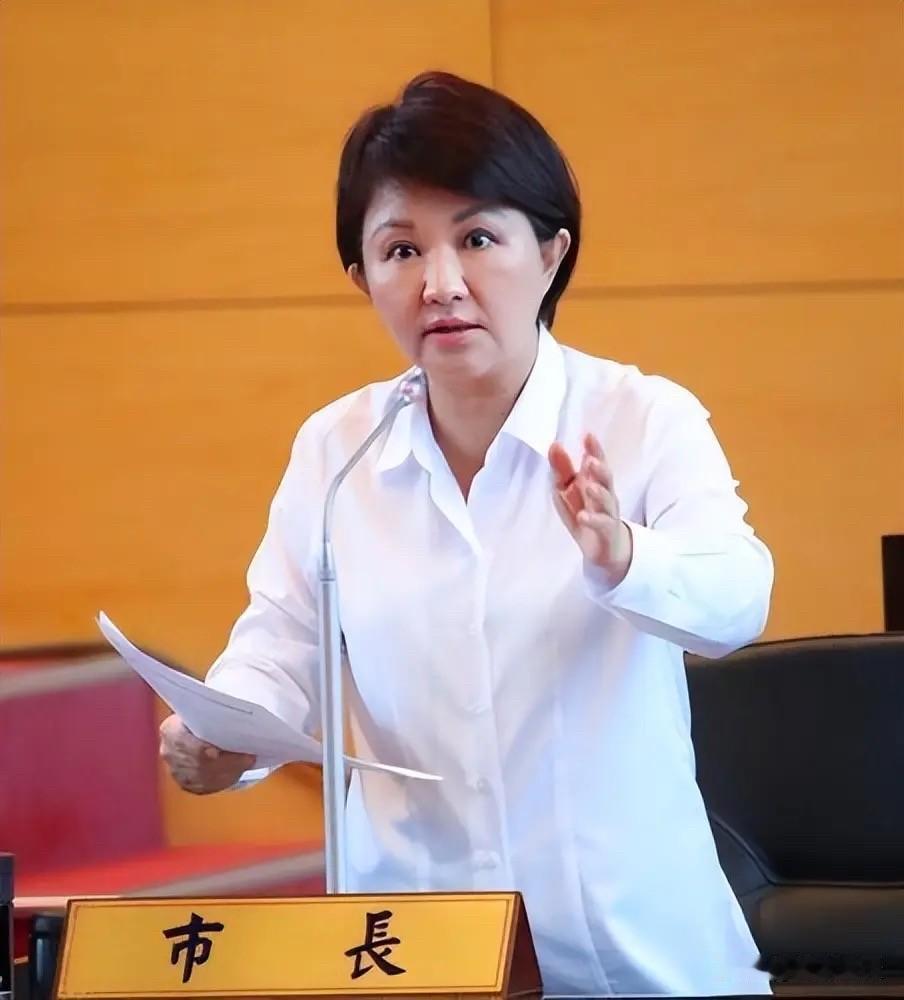 目前岛内这些政客当中最尴尬的人非台中市长卢秀燕女士莫属，她当初在国民党主席选举的
