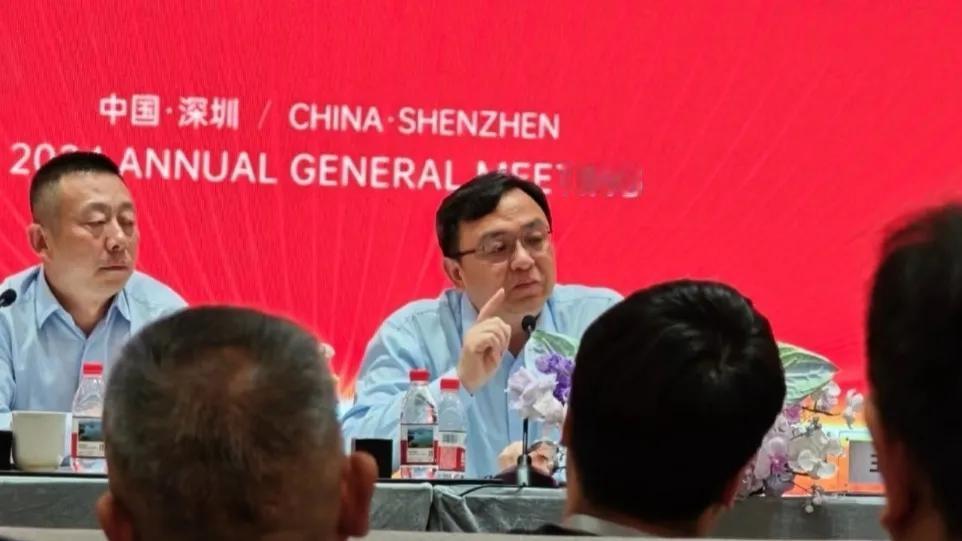 股东长文痛批比亚迪营销短板

6月6日股东大会上，一股东手握长文直指比亚迪“只会