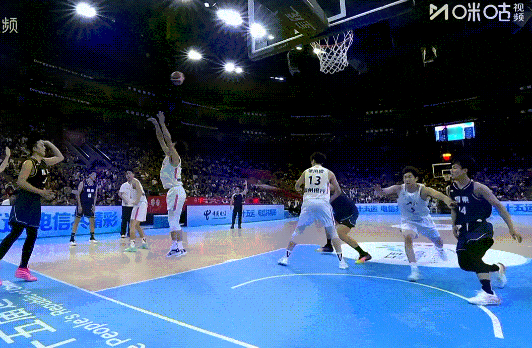 焦泊乔这两球有点急啊，被吹进攻犯规不应该，传球视野和意识急需提升，感觉下赛季要挨