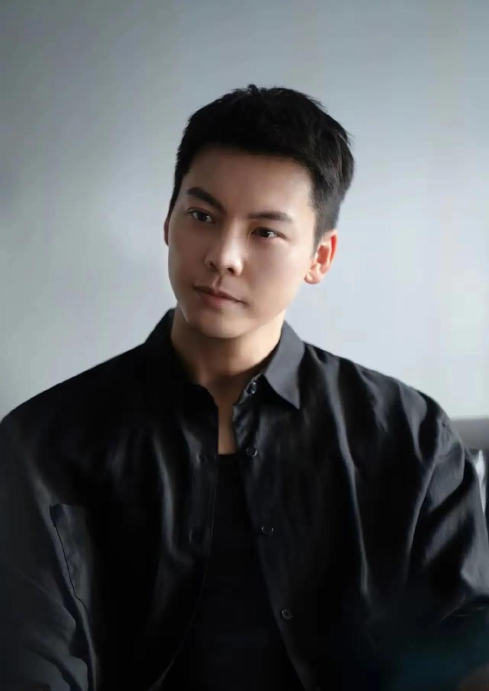 总算摸清英皇艺人不单干的门道！杨受成扛债务危机，仍送陈伟霆儿子10盎司足金

之