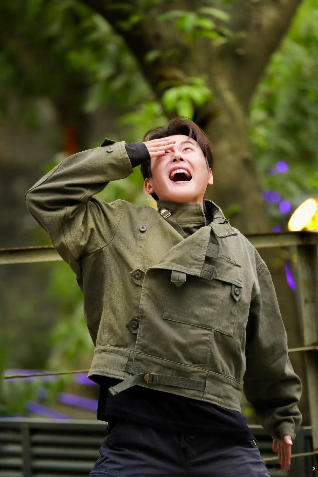 烧饼孟鹤堂我们不是夫妻  家人们，看这综艺商战就像看一场精彩的喜剧！孟鹤堂和烧饼