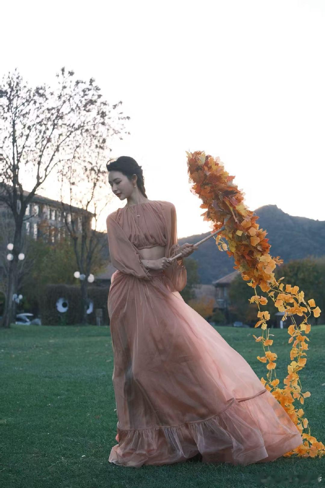 谁给廖慧佳做的伞 廖慧佳的伞藏着秋天！梧桐+银杏叶手工打造，伞尾飘飘超灵动，头发