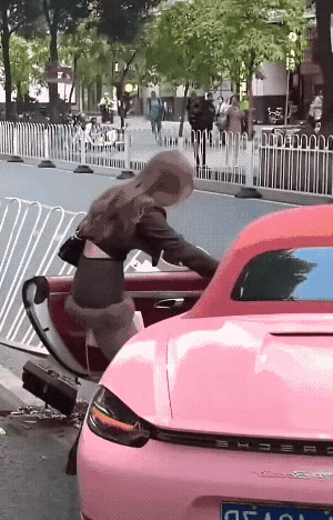 这应该是一台好车，开车的人和坐车的人，看起来都不像是一般的人，虽然看起来很不一般