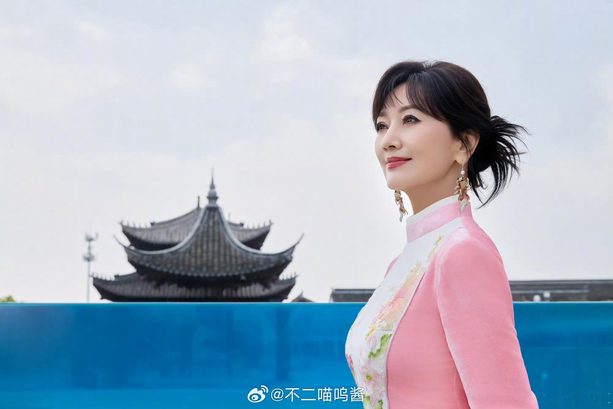 赵雅芝给年龄焦虑女性的建议赵雅芝分享冻龄秘诀看完赵雅芝的分享，瞬间不焦虑了。她用