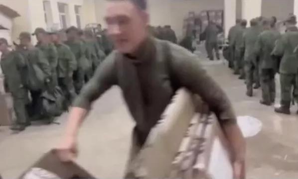 朝鲜军人在俄罗斯领取俄军军服，看队伍人数还不少，两个没想到：

1.没想到尹锡悦