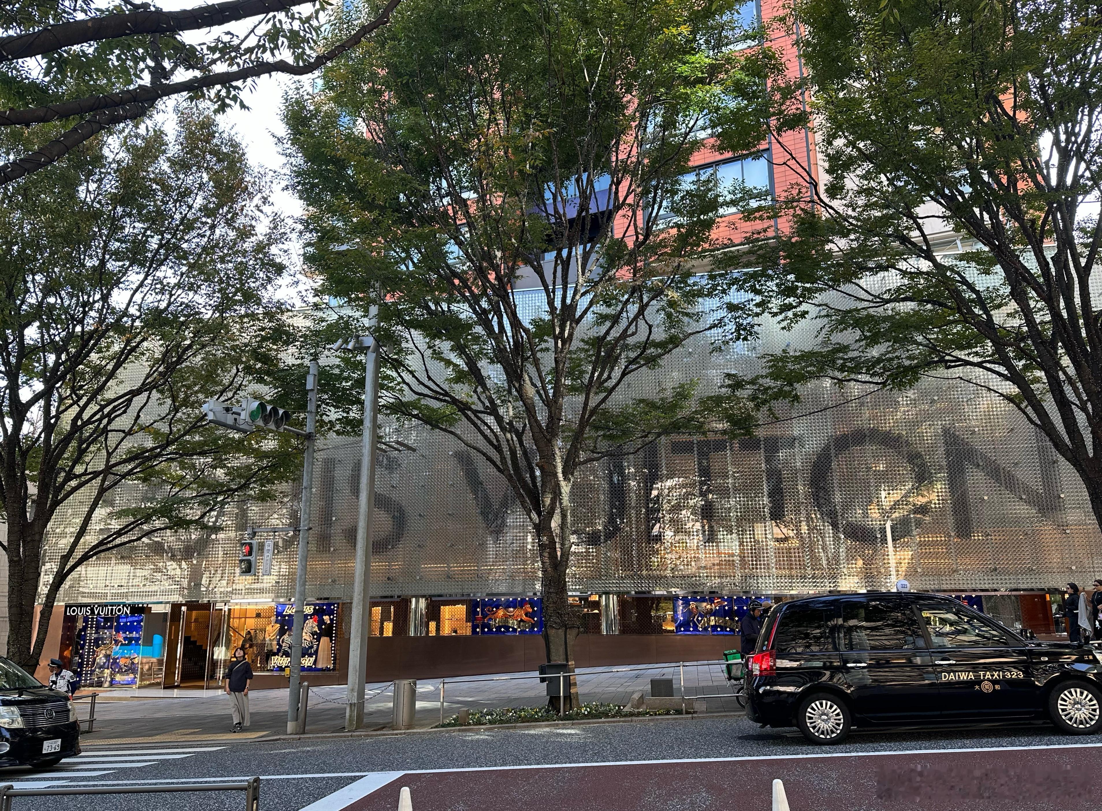 你们如果来东京冲LV我强烈建议六本木这家[ok]完全不用排队，人非常少很安静，款