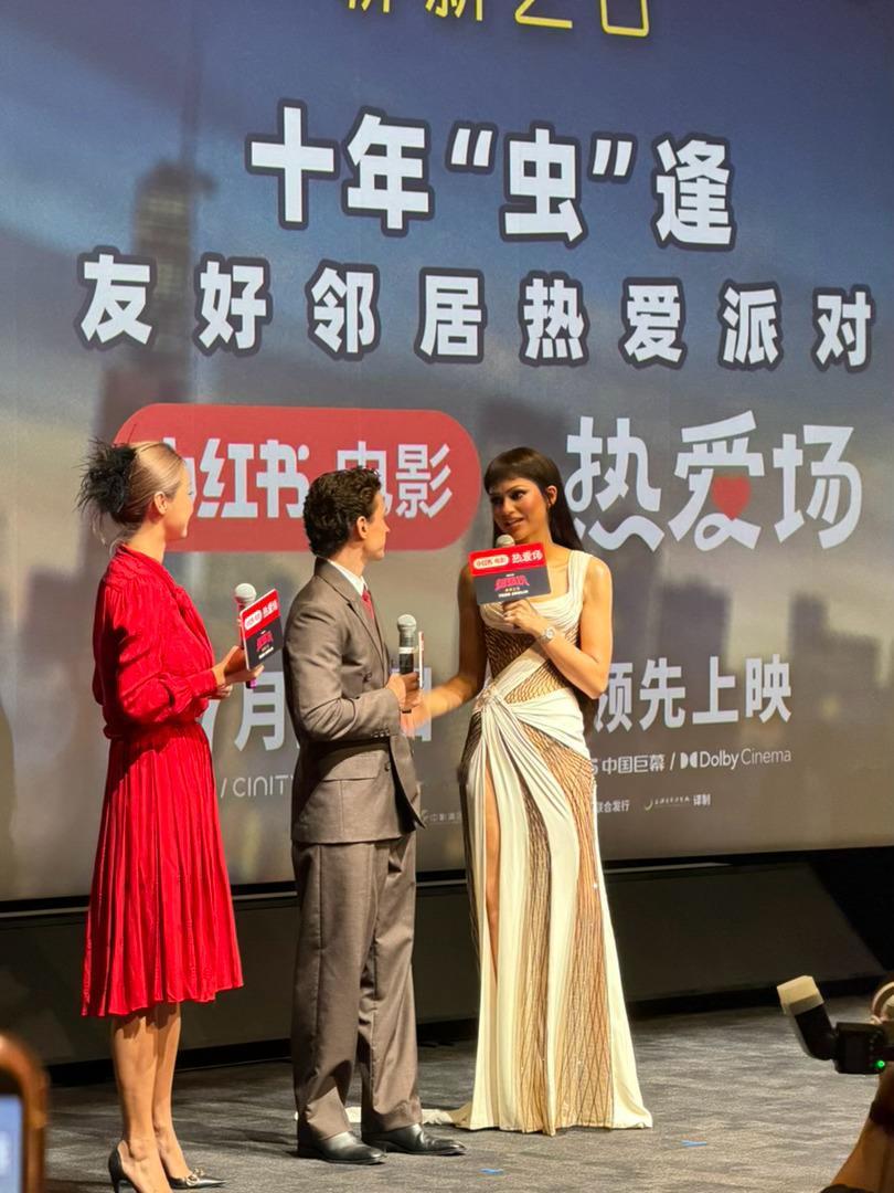 不愧偶一天跑了两场活动 累之满意之 林允怎么这么美这么白！提前看了一点点蜘蛛侠好