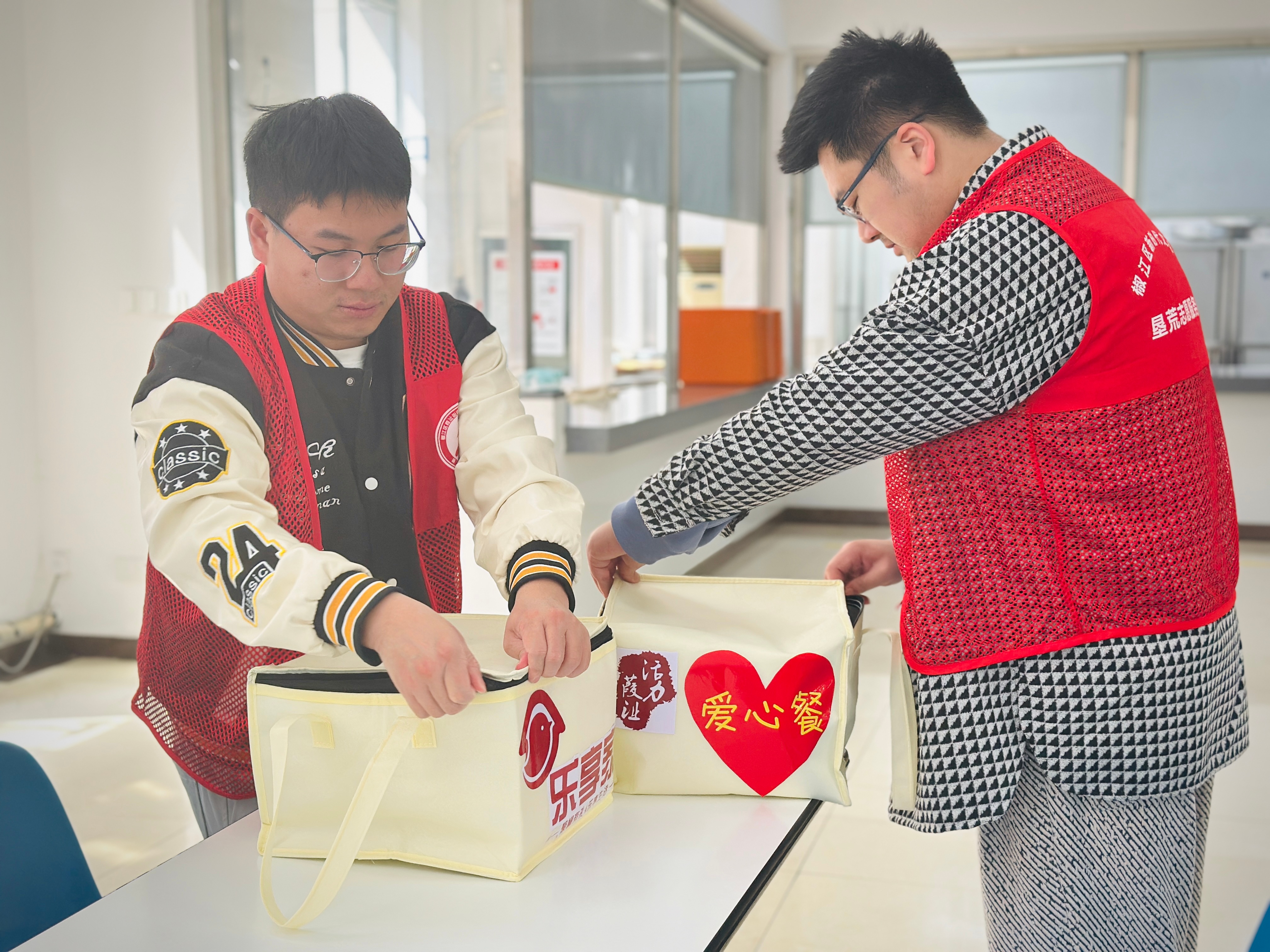 台州椒江一份热餐温暖一座城 爱心午餐，暖胃更暖心。台州椒江，葭沚街道联合明珠社区