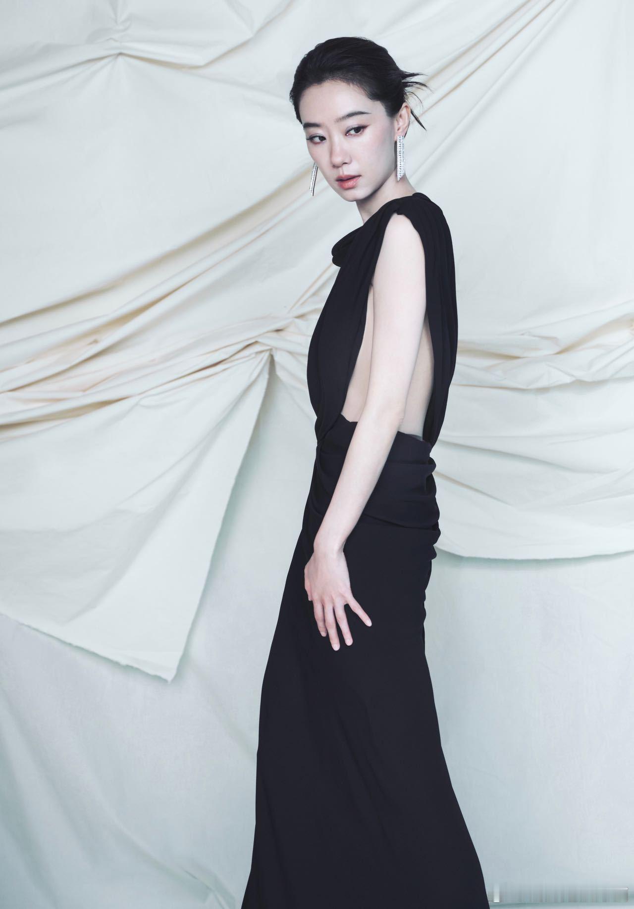 张小斐 清冷木质调 被张小斐的黑裙造型狠狠戳中，没有多余修饰却气场全开，清冷又疏