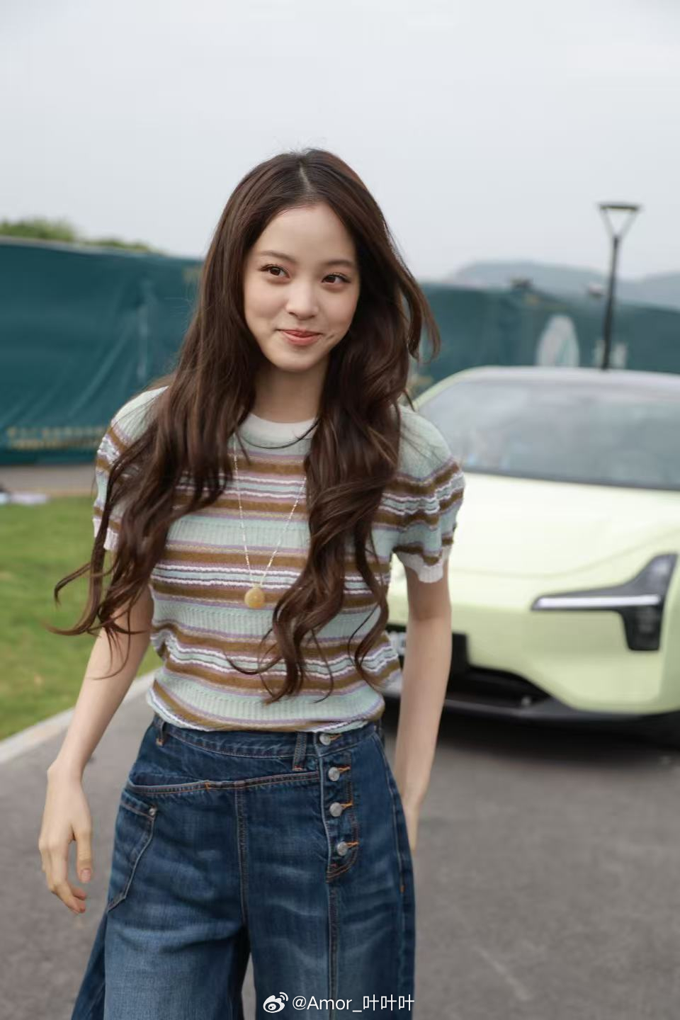 欧阳娜娜这个萌…欧阳娜娜开新款MONA冒雨参加发布会2026款小鹏MONA大大大