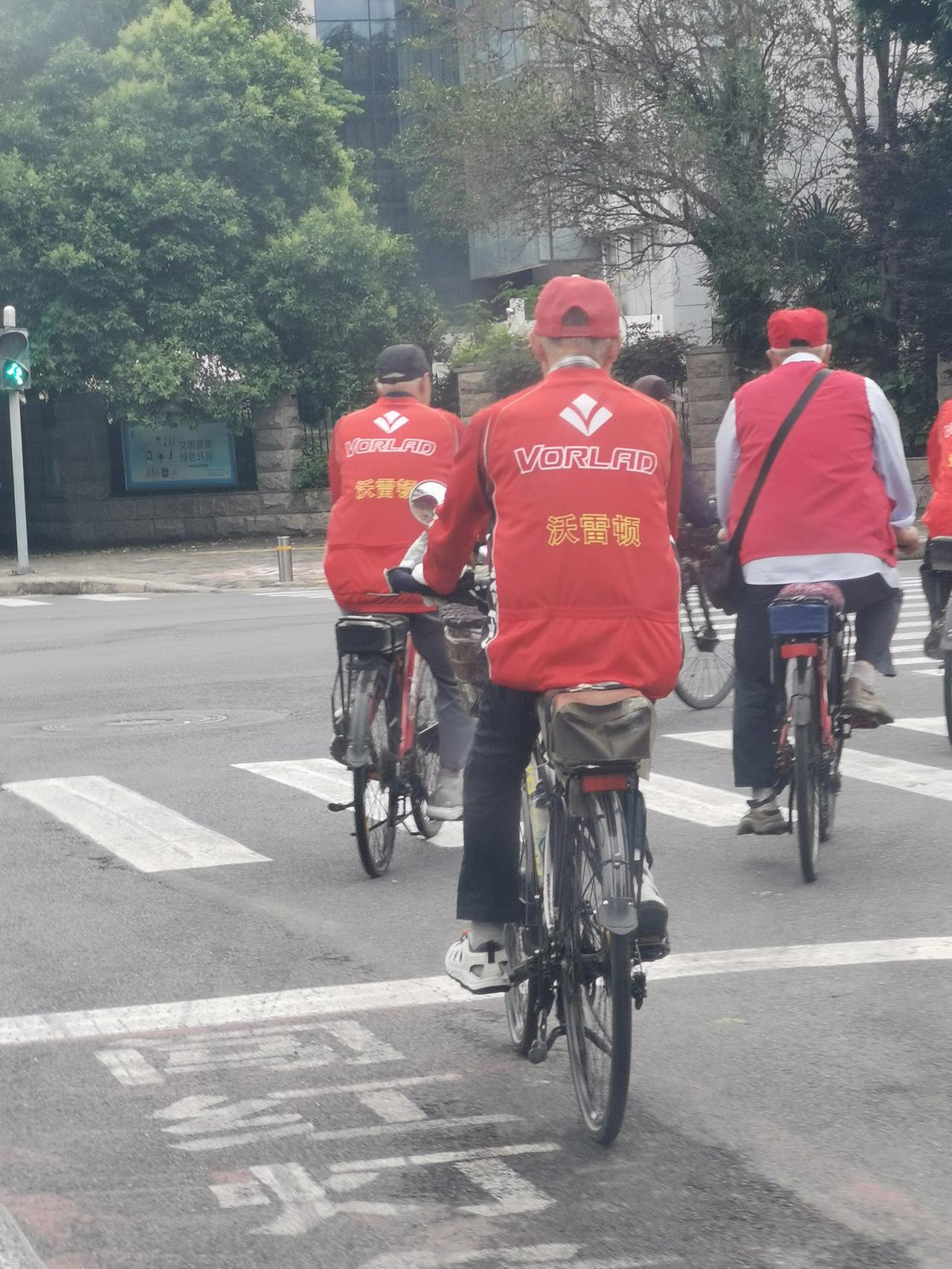 什么是幸福？
一帮老先生，穿着红马甲，悠闲地骑行在马路上。
这就是幸福！
其实，