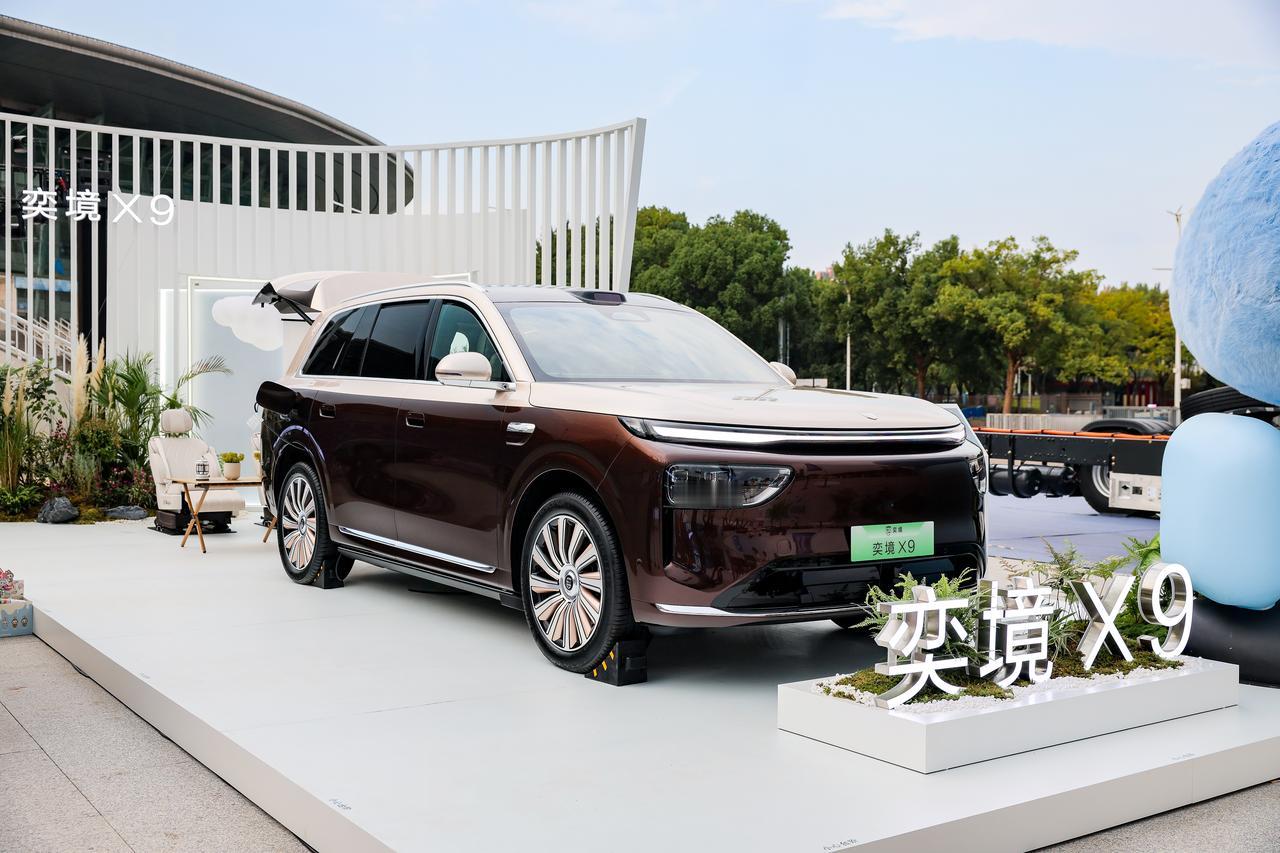 奕境X9预售发布会当天的入场券是一小块钢板，这来自奕境X9车身的一处材料。
 