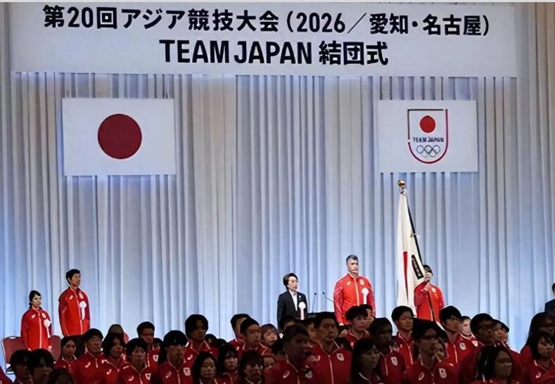 亚运会举旗小哥困得好像中毒了名古屋亚运开幕式直播镜头扫到举旗小哥，神情恹恹，网友