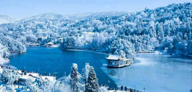 雪后庐山，银装素裹，犹如江南北国，而庐山雾凇美景更是江南一绝，分外妖娆。 