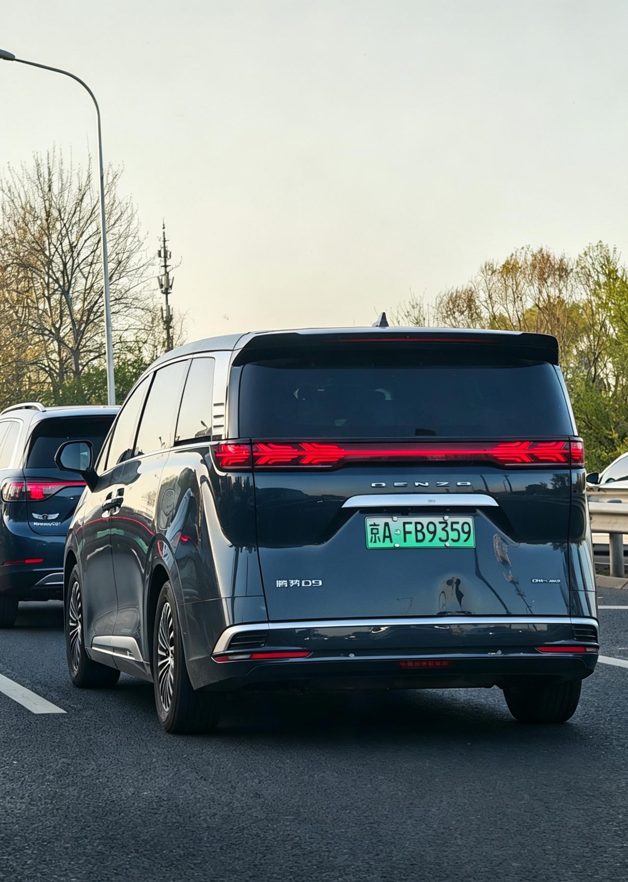 以后腾势D9的换代，什么变都可以换，就是这个车尾提臀造型不要换。怎么看，怎么高级