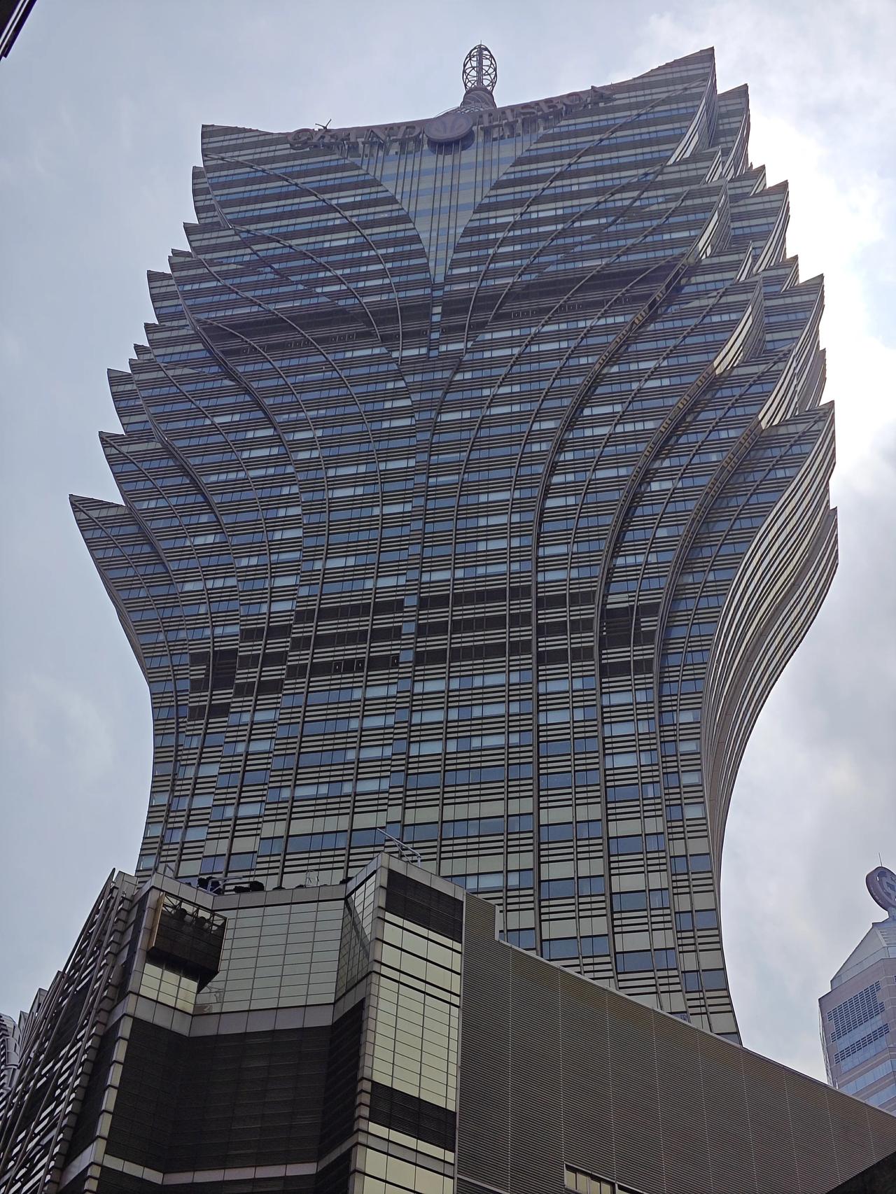 初三去了一趟澳门。
感受是，我这是出门看人来了。
乌泱泱的旅游人群，澳门的公交车