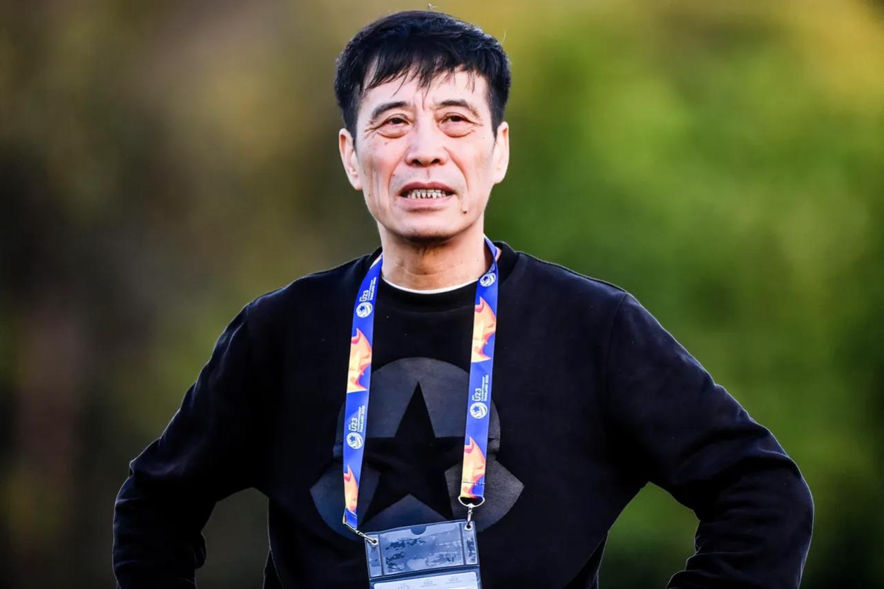 2000年中超专项治理会上，前足协主席陈戌源愤怒不已，他拿中超投入和球员薪水和日