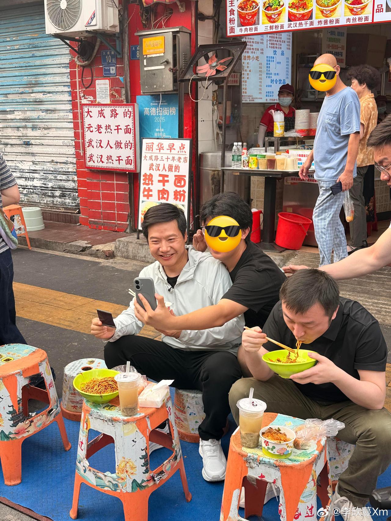 雷军热度比世界杯高啊！吃个热干面热搜第一
雷军现身武汉过早，在一家小店面前吃热干