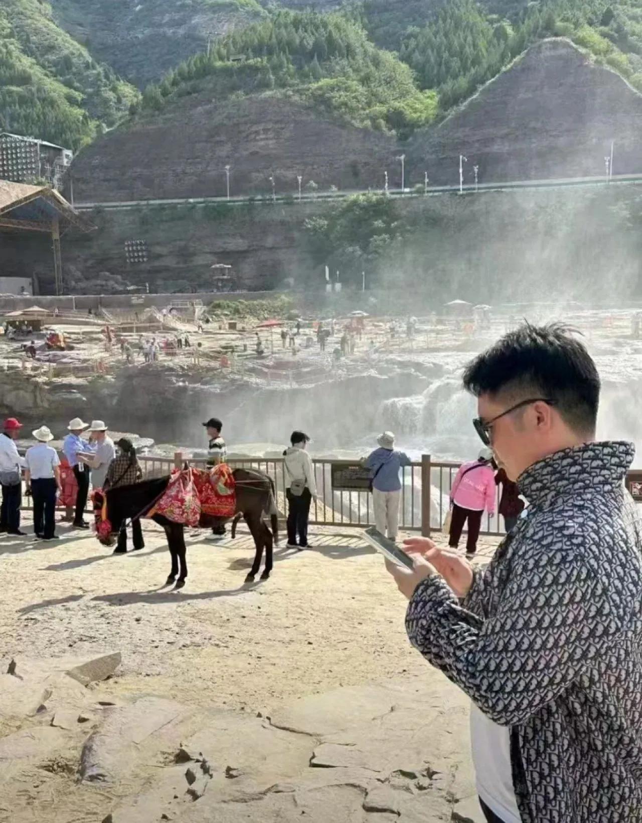 近日，壶口瀑布一头公驴及其主人被投诉，称大白天公驴非礼有伤风化。
评论区炸锅，不