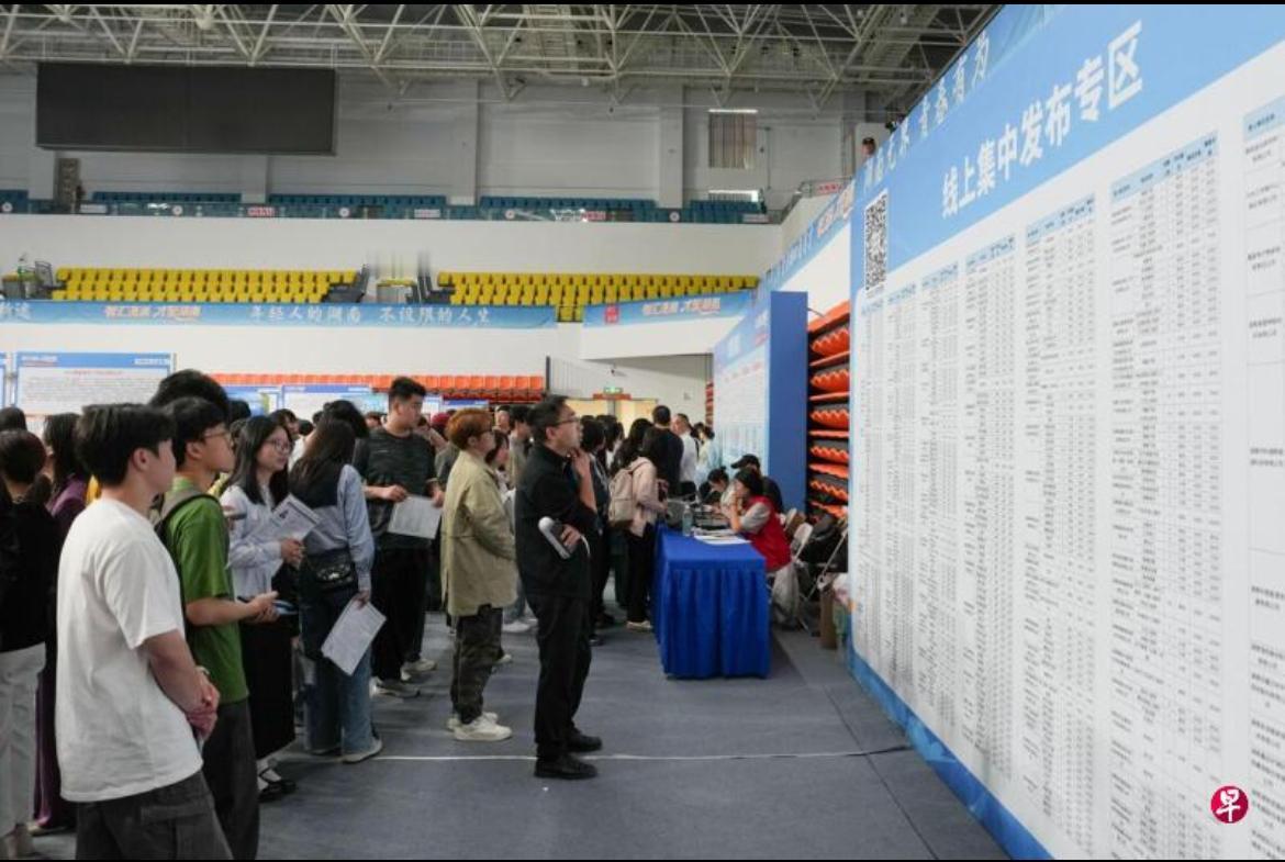 联合早报今天（4月21日）报道：今年3月份，中国青年失业率结束连续半年的下降，回