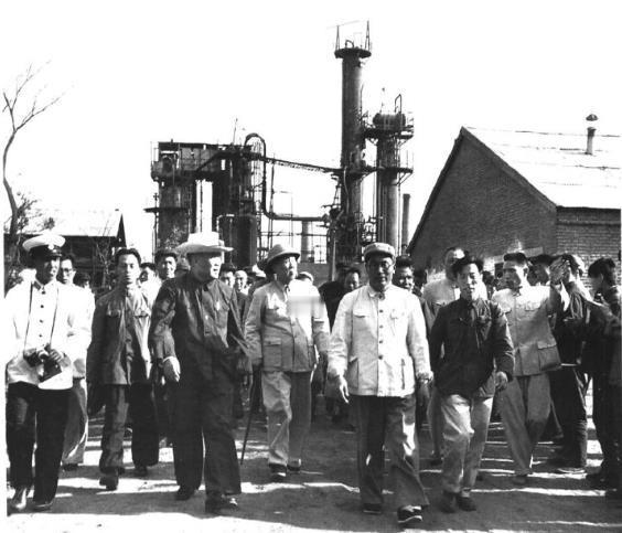1959年5月28日，朱德视察锦西石油五厂。