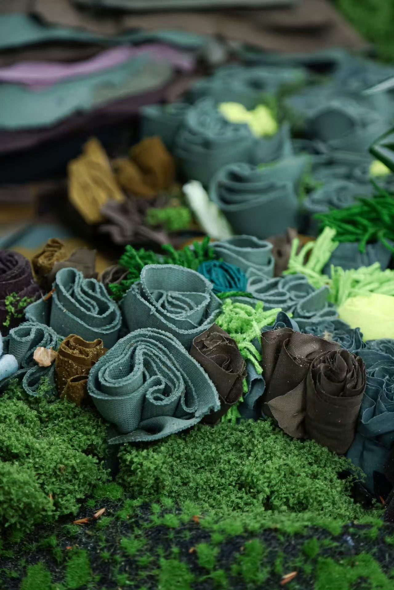 安踏上海 0 碳使命店迎来 2 周年，开启“地球好搭子”主题周。店内呈现库存面料