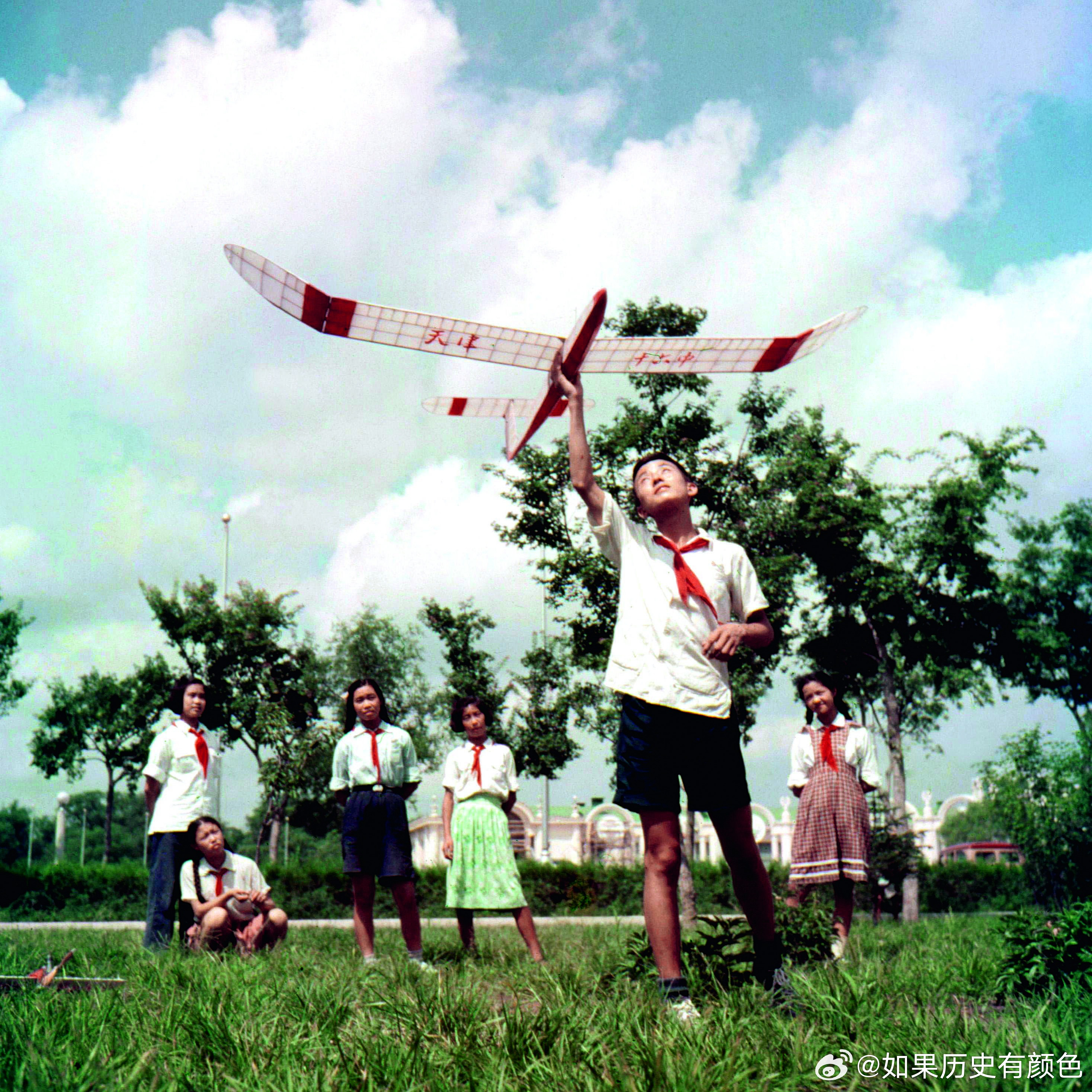 1955年，在全国少年儿童科学技术和工艺作品展览会上，天津十六中学初二学生制作了