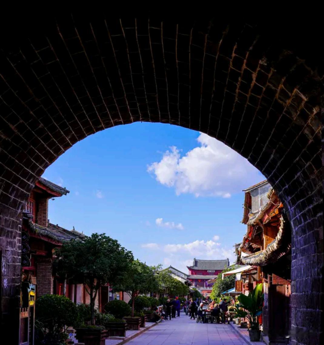千人一面的古城古镇是不是会逐渐让旅游者审美疲劳。能不能设想出新的旅游模式，不要再