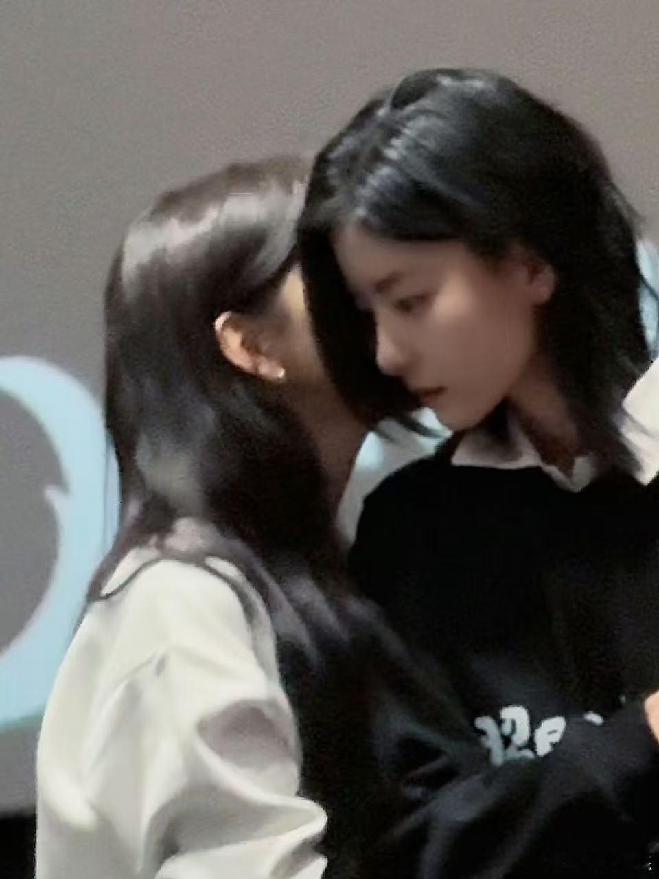 孙美林短发杀伤力 谁看完《她可爱得厉害》不被孙美林惊艳，长发配无框眼镜是清冷学霸