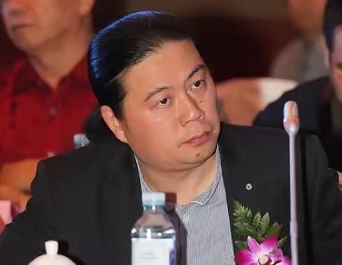 文化人就是不一般，看看人家汪海林，讲个笑话的功夫就把张丹丹教授批了。全程不带一个