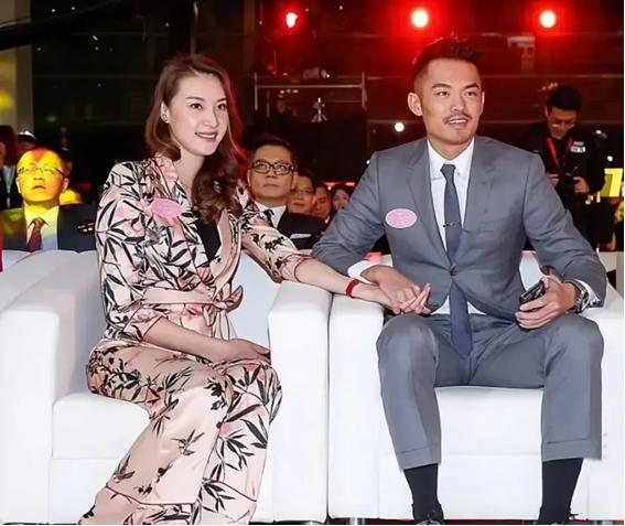 这是一对令人羡慕的夫妻，他们身材都高挑，男的帅气，是阳刚硬汉的那种帅，一出场就能